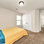 Cozy & Spacious Getaway -4Bedroom With King Bed & Backyard