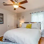The Blue Door Bungalow - Luxury Home Downtown Houston