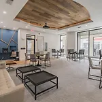 Central Suite + Pool + Gym