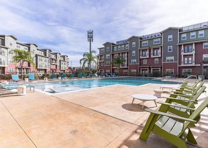 Peaceful Suite With Full Amenities And Uh Nearby
