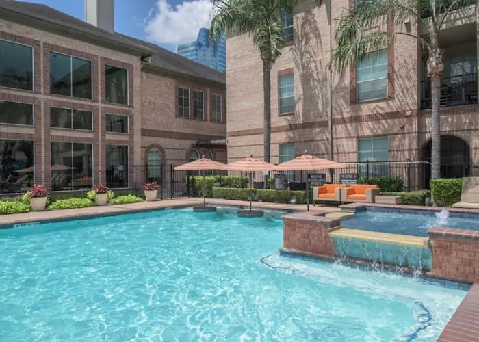 Bright & Modern Galleria Suite! 5 Star Location, Self Check In & Free Parking