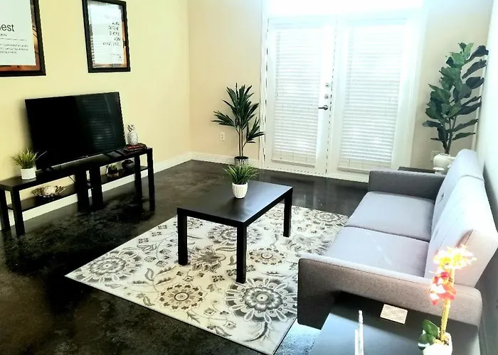 Roomy Downtown Abode