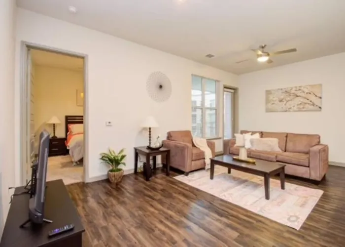 Spacious Luxury Unit Located In Downtown Houston!