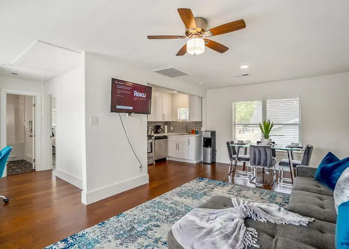 Universal Apartment At East Downtown