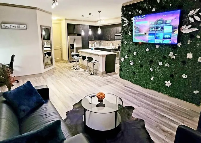 Midtown Unit Sleeps 6+ With A Massive Garden Tub