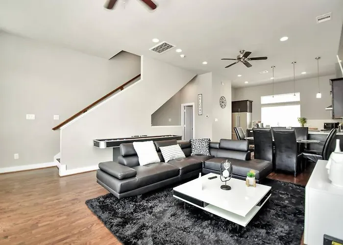 Amazing Rooftop! Downtown Skyline Views!!! Sleeps 15