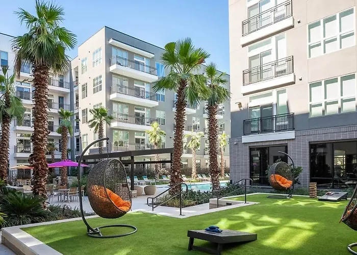 Luxurious Unit In Downtown Houston With Poolside View