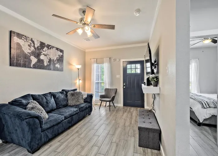 Your Central Houston Urban Contemporary Oasis
