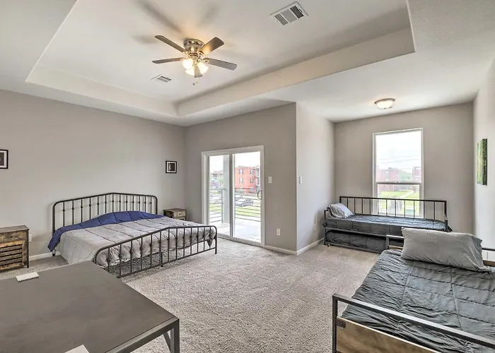 Pet-Friendly Houston Townhome With Fenced Yard