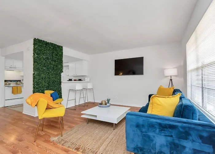 Modern 2 Bedroom Apt In Montrose, Self Check-In
