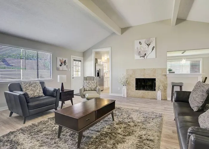 Cheerful 3 Bedroom Home In A Quiet Neighborhood.