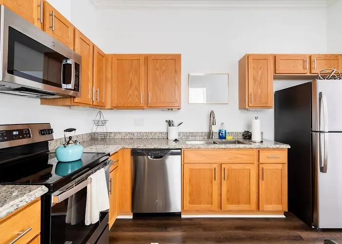 Chic Urban Living Minutes From I-45 And I-610 #A
