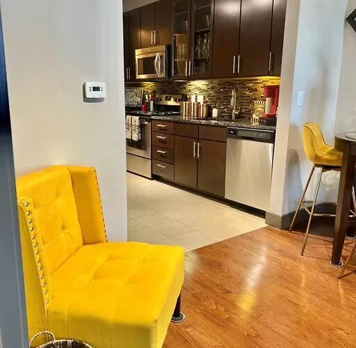 Highrise/Balcony/Luxury/Condo