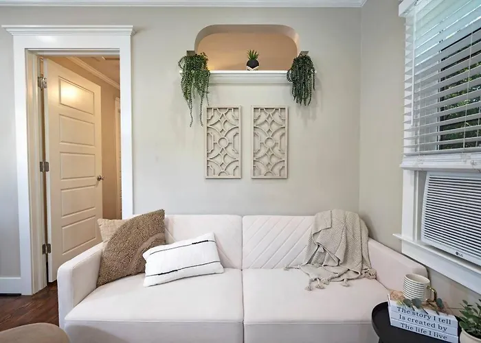Historic Heights Cozy Nook Apartment