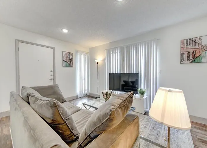 Lux Suite /King Bed /Free Parking/Pool/First Floor
