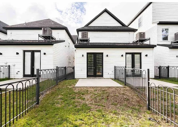 Urban Chic Living Minutes To I-45 And I-610 #B