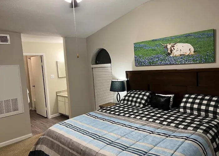Beautiful 1-Bedroom Townhome With Nice Amenities
