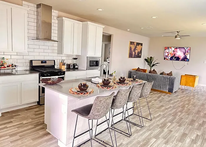 Luxurious 3 Bed Room Home Near Medical Center