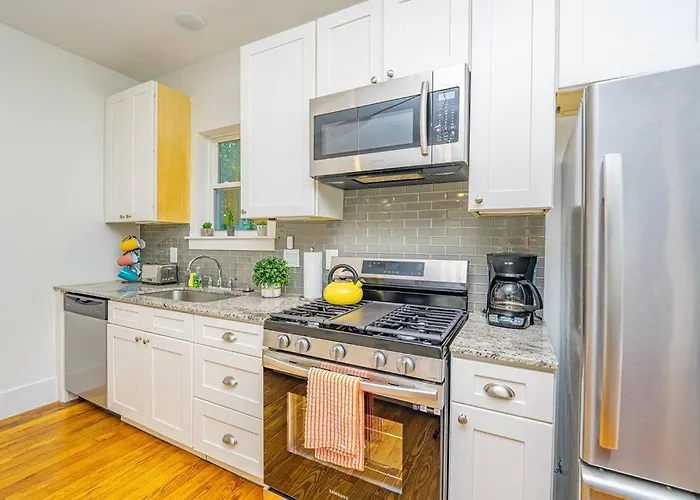 East Downtown Private Restored Historic Apartment_