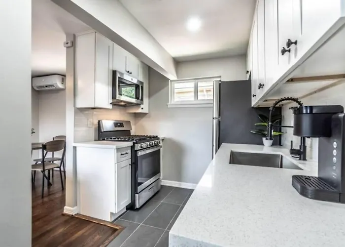Roomy Urban Apartment Montrose! Free Parking #3