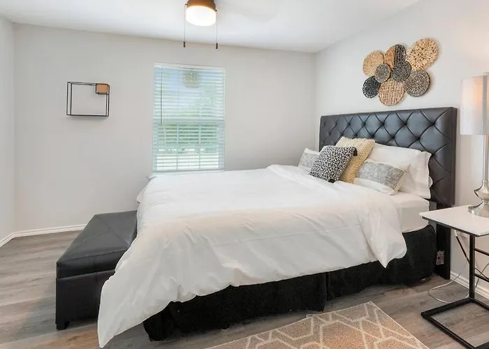 Cozy Two Bedroom Home Minutes From Downtown!