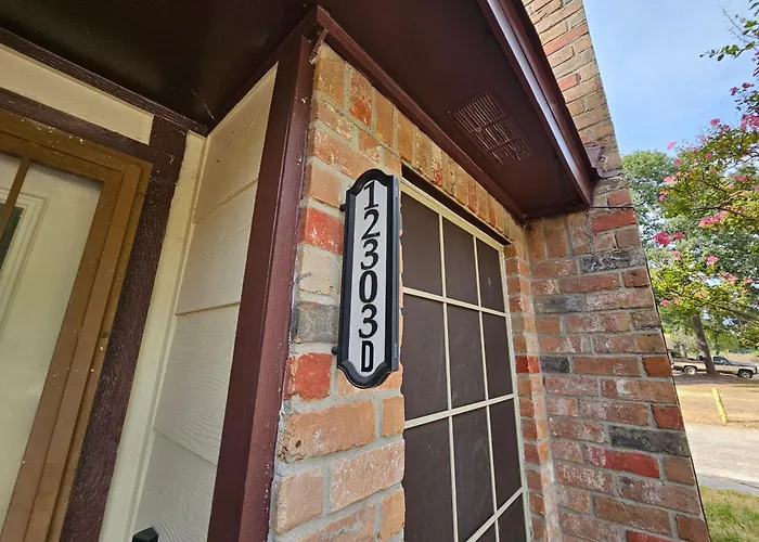 Centrally Located Houston Retreat! Sleeps 8, 10 Min To Downtown, Free Parking