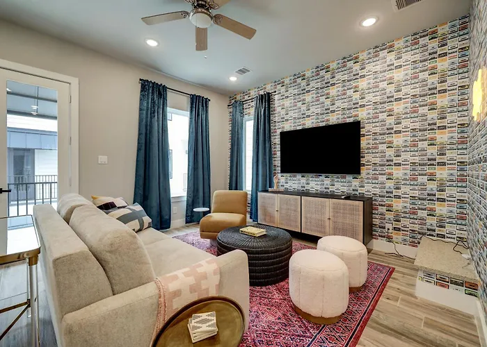 Hip Heights Home, 4Bd, Location