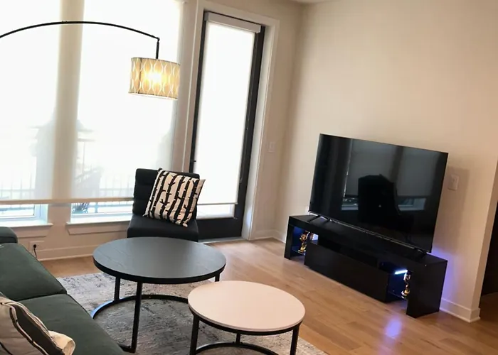 Luxe Mid-Downtown Apartment