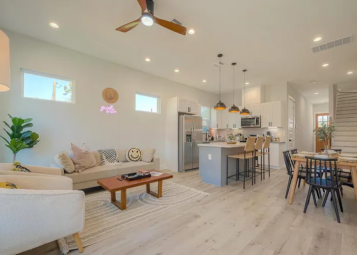 Modern Home Near Downtown With Fast Wifi, Bbq, Games & Ev Equipped!