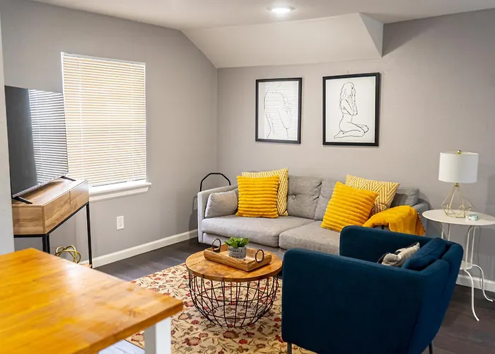 Super Cozy 2 Bedroom With Fast Wifi And Queen Bed Close To Downtown Houston!!