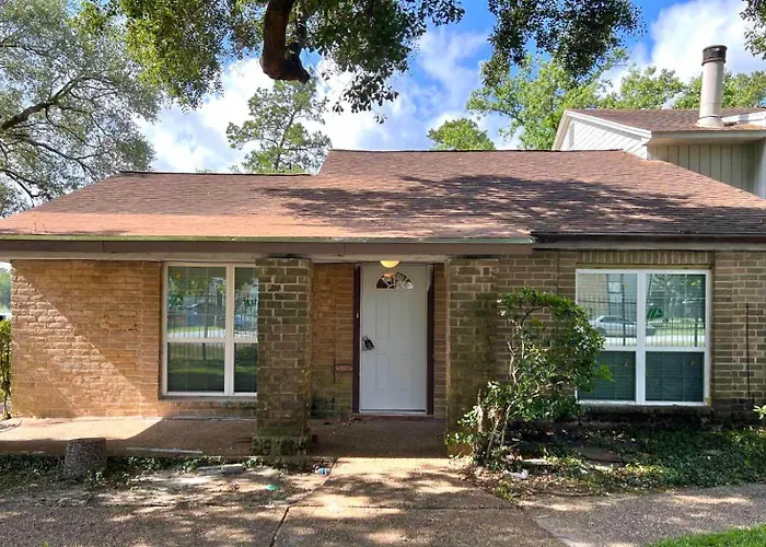 Spacious N Cozy 3 Bedroom // 15 Min From Downtown