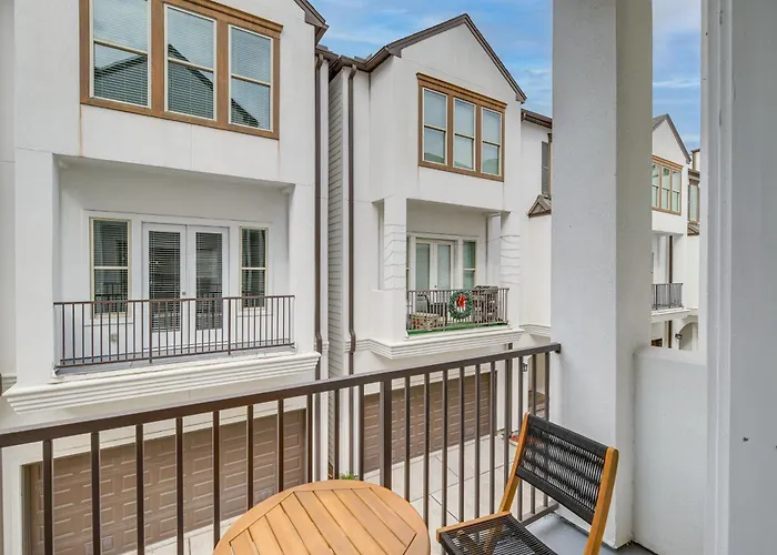 Spacious Houston Townhome About 5 Mi To Downtown!