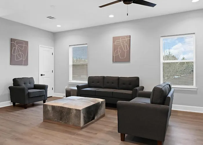 Instant Stay 3 Bedroom 4 Beds 2Bath! 15 Min From Downtown, Medical Center, Convention Center, Toyota Center, And Aquarium!