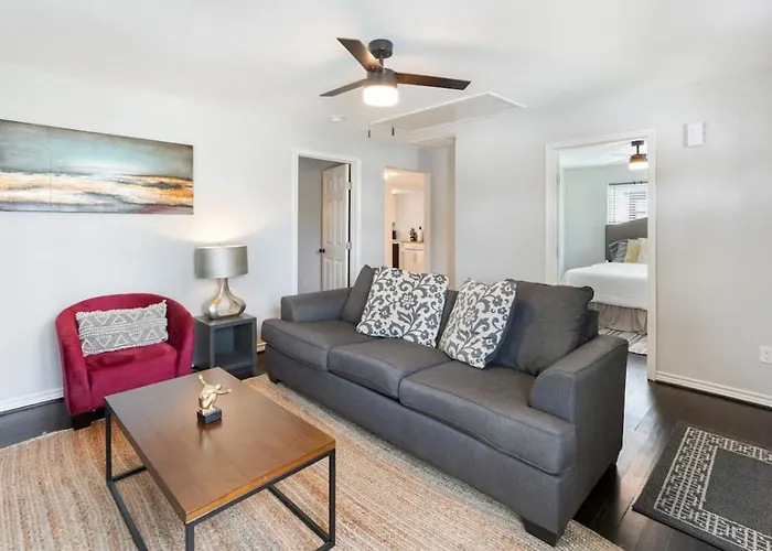Cozy Heights 2 Bd Bungalow, Walkable