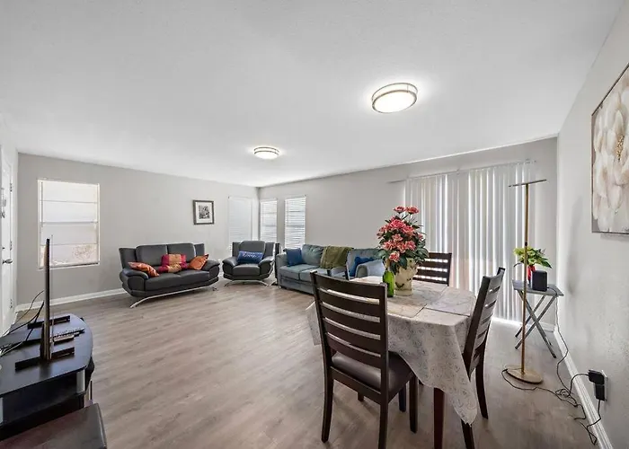 Cozy, Dedicated Workspace, Fast Wi-Fi Apartment