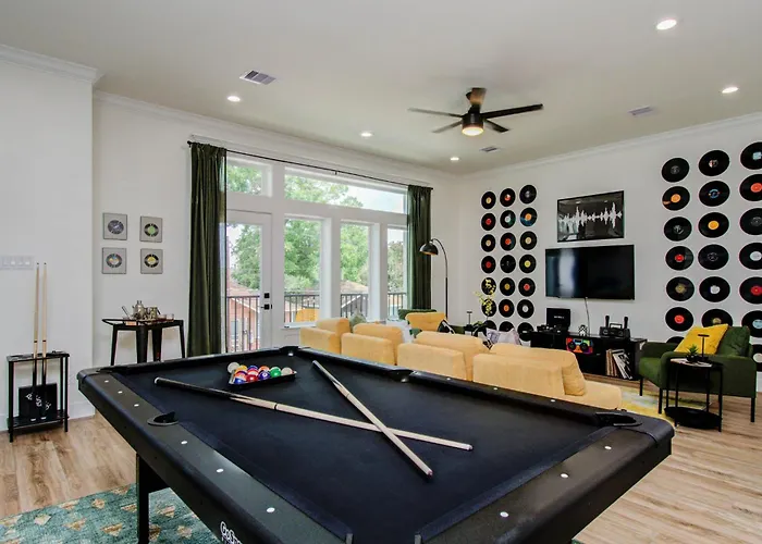 3Bd-Rooftop Movie Theater-Bbq-Retro Music Theme-Downtown 8Mins