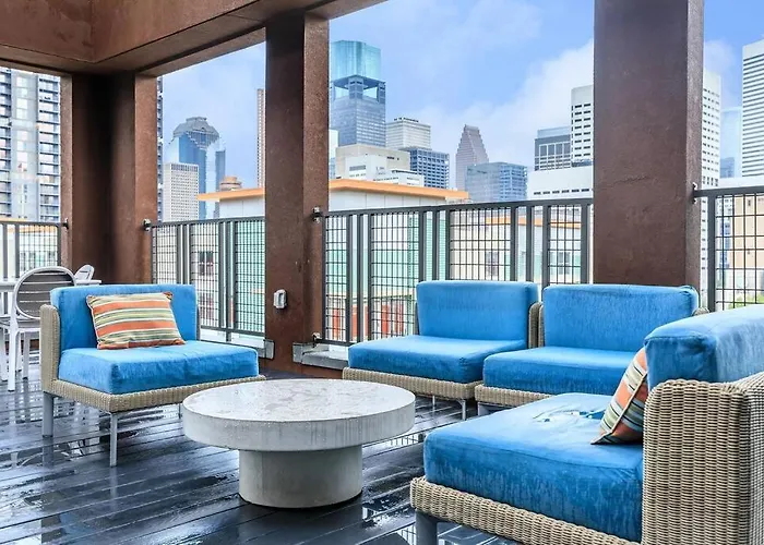 Apt In The Heart Of Dtwn Hou Free Parking