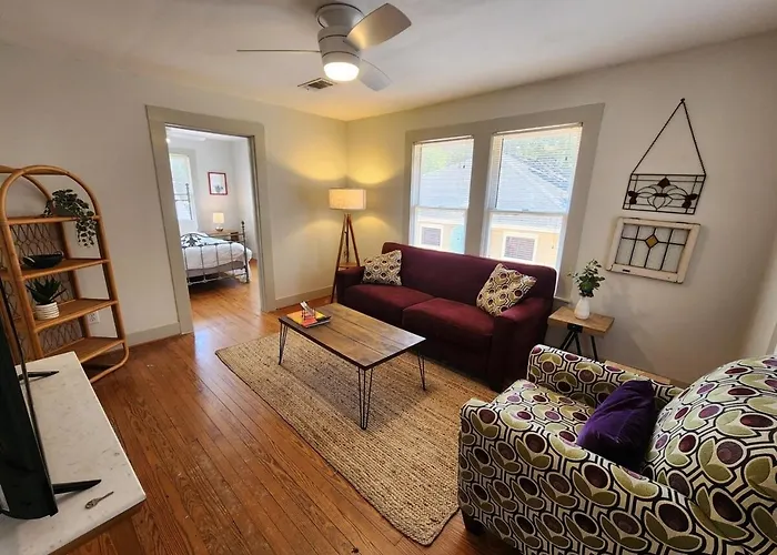 Cute & Quiet Garage Apt Home