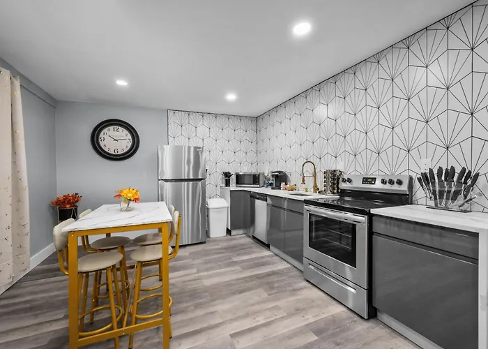 Modern 2Br City Center Getaway With Free Park