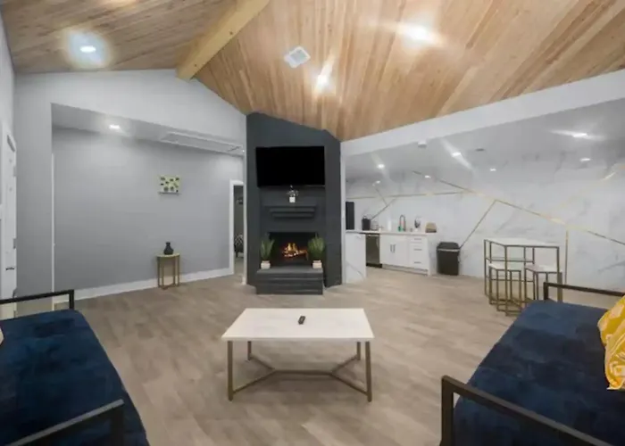 Spacious 1Br Galleria Apt With Pool & Free Park