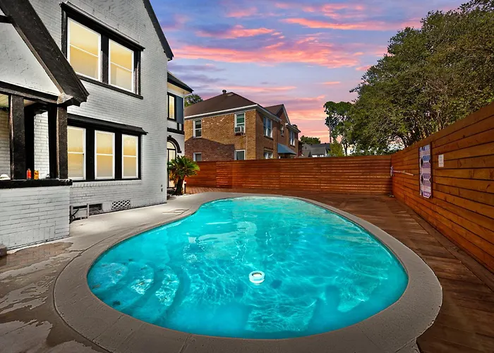 Charming And Cozy 2Br Apt - Close To Downtown