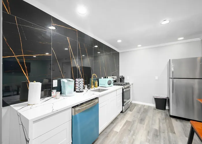 Lovely Montrose 3Br Apt With Fast Wi-Fi & Free Park
