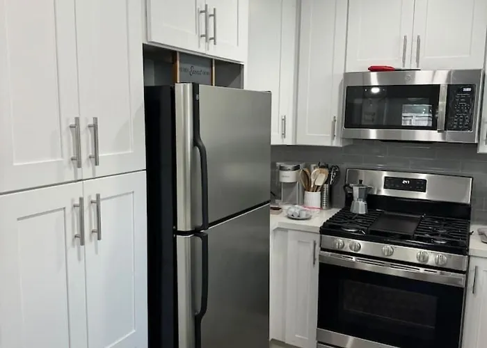 Spacious 1 Bdrm Studio Montrose