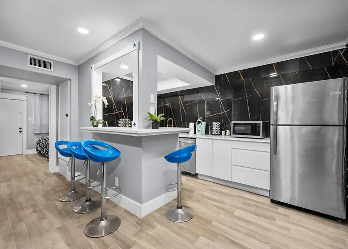 Bright & Airy Apt Close To Everything With Free Park