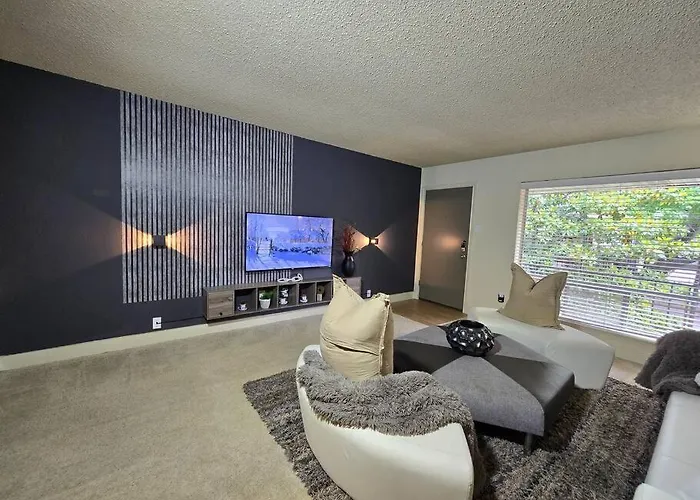 Walking Distance Galleria Condo 2Br 2Ba Pool