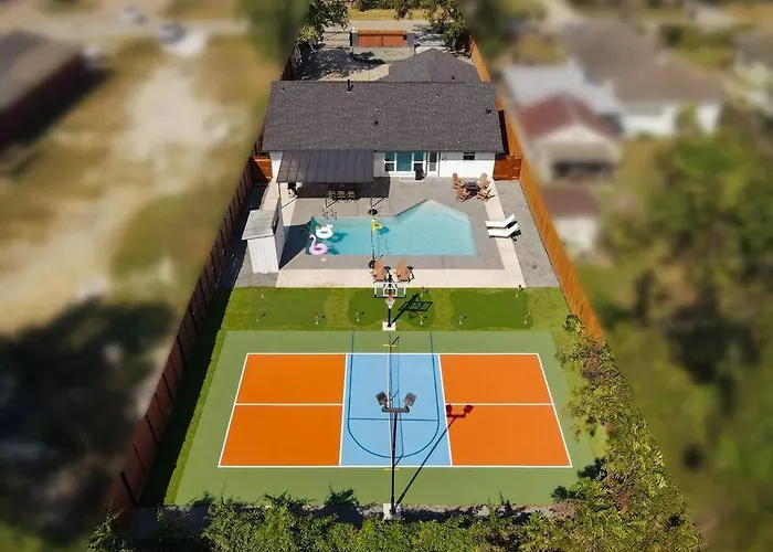 Pickleball Paradise Retreat - 4 Bedrooms, 2,5 Baths - Houston Downtown, Houston Heights - Pickleball And Basketball Court, Pool, Minigolf, Karaoke, Fire Pit, Bbq, Billiards, Ping Pong, Hockey, King Bed