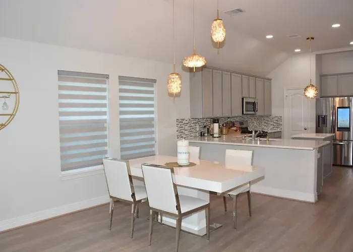 Bright And Cozy 3Br- Great Location For Exploring
