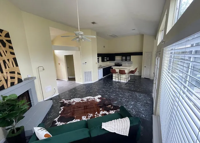 2Br 2Ba Gem With Private Yard Entire House