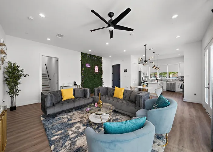 Luxury Home Near Med Center, Uptown & Downtown