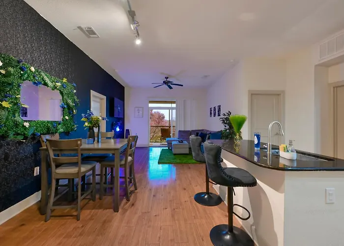 Central Houston Stay - Walk To Nrg Stadium, Relax By The Pool, And More!